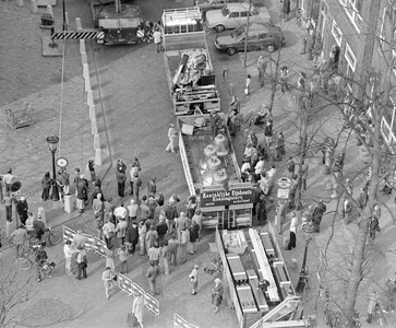 884815 Afbeelding van de vrachtwagen met oplegger, met daarop de nieuwe luidklokken voor de Domtoren (Domplein) te ...